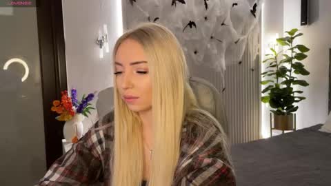 Snapshot of ohmyemma chatting on 10-27-25, 01:09 Emma online show from 10-27-25, 01:09