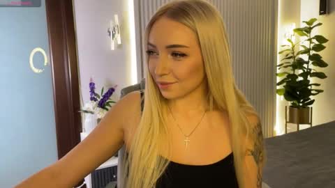 Snapshot of ohmyemma chatting on 11-15-25, 02:09 Emma online show from 11-15-25, 02:09