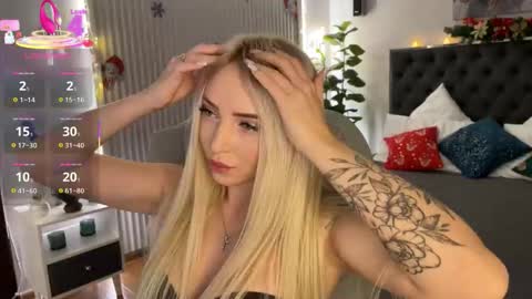 Snapshot of ohmyemma chatting on 12-17-25, 12:49 Emma online show from 12-17-25, 12:49