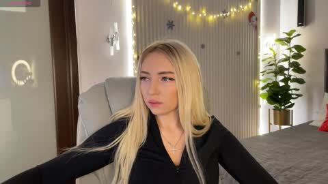 Snapshot of ohmyemma chatting on 12-19-25, 01:12 Emma online show from 12-19-25, 01:12