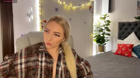 Snapshot of ohmyemma chatting on 12-22-25, 01:13 Emma online show from 12-22-25, 01:13