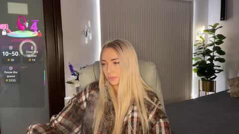 Snapshot of ohmyemma chatting on 01-13-26, 01:11 Emma online show from 01-13-26, 01:11