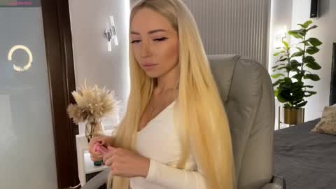 Snapshot of ohmyemma chatting on 03-10-26, 01:21 Emma online show from 03-10-26, 01:21