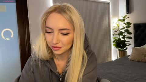 Snapshot of ohmyemma chatting on 03-30-26, 01:06 Emma online show from 03-30-26, 01:06