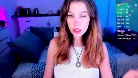 Snapshot of ohmymiami_ chatting on 10-29-25, 11:39 Light online show from 10-29-25, 11:39