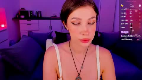 Snapshot of ohmymiami_ chatting on 11-21-25, 10:19 Light online show from 11-21-25, 10:19