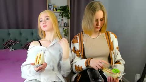 Snapshot of ohpeliadark chatting on 03-11-26, 12:55 Emi and Ohpi online show from 03-11-26, 12:55