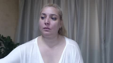 Snapshot of ohsweetiren chatting on 06-10-26, 06:12 Iren online show from 06-10-26, 06:12