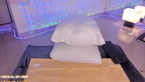 ohyesly_ online show from 11-06-25, 11:00