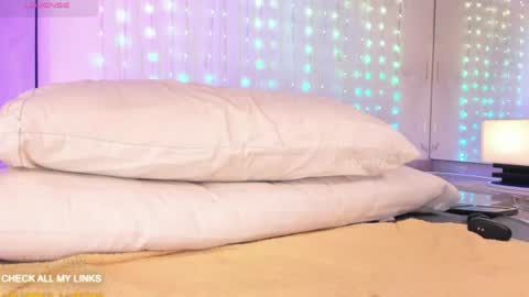 ohyesly_ online show from 06-10-26, 01:43