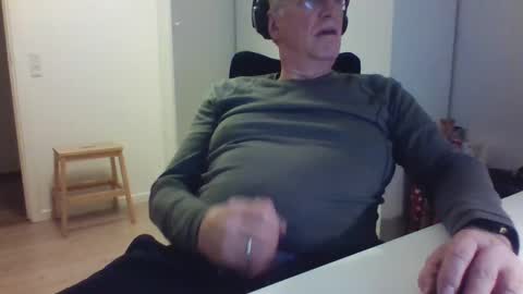 Snapshot of oldth chatting on 12-18-24, 10:24 oldth online show from 12-18-24, 10:24