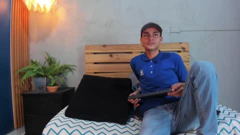 Snapshot of oliver_mejia chatting on 01-30-25, 01:44 THE MONSTER COCK OLIVER online show from 01-30-25, 01:44