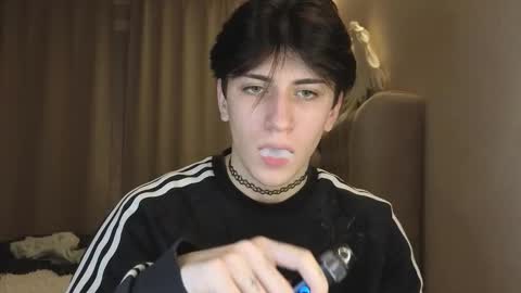 Snapshot of oliver_star_boy chatting on 01-13-26, 04:12 oliver online show from 01-13-26, 04:12