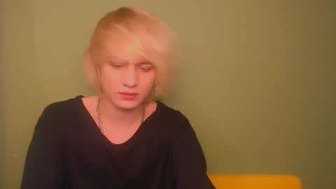 Snapshot of oliver_sweet_ chatting on 12-29-24, 01:34 Oliver online show from 12-29-24, 01:34