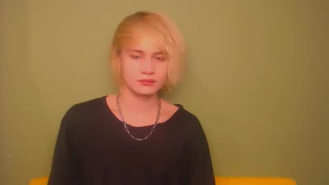 Snapshot of oliver_sweet_ chatting on 01-19-25, 02:15 Oliver online show from 01-19-25, 02:15