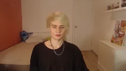 Snapshot of oliver_sweet_ chatting on 10-20-25, 01:39 Oliver online show from 10-20-25, 01:39