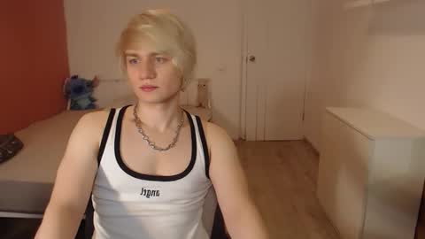 Snapshot of oliver_sweet_ chatting on 11-16-25, 01:00 Oliver online show from 11-16-25, 01:00