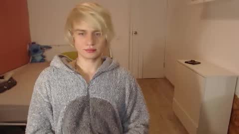 Snapshot of oliver_sweet_ chatting on 12-01-25, 01:43 Oliver online show from 12-01-25, 01:43