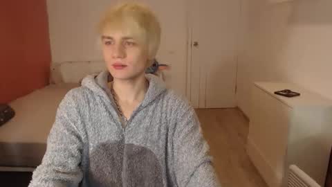 Snapshot of oliver_sweet_ chatting on 12-15-25, 01:43 Oliver online show from 12-15-25, 01:43