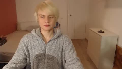 Snapshot of oliver_sweet_ chatting on 01-16-26, 02:04 Oliver online show from 01-16-26, 02:04