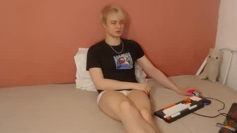 Snapshot of oliver_sweet_ chatting on 03-17-26, 01:10 Oliver online show from 03-17-26, 01:10