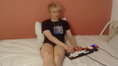 Snapshot of oliver_sweet_ chatting on 05-05-26, 01:35 Oliver online show from 05-05-26, 01:35