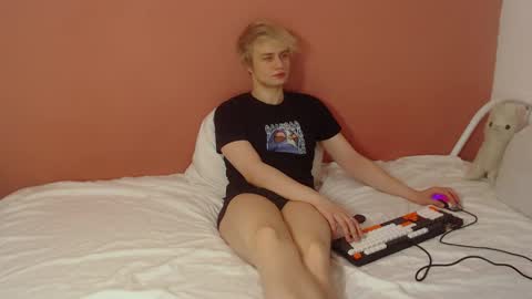 Snapshot of oliver_sweet_ chatting on 05-08-26, 01:33 Oliver online show from 05-08-26, 01:33