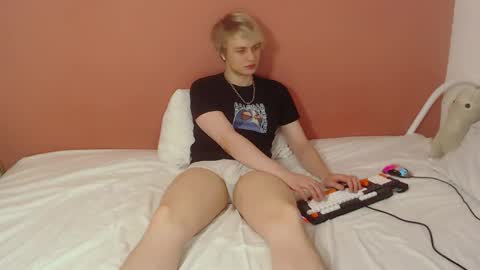 Snapshot of oliver_sweet_ chatting on 05-24-26, 01:43 Oliver online show from 05-24-26, 01:43