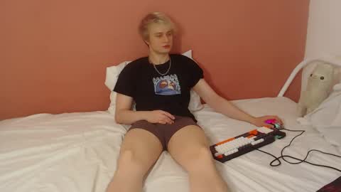 Snapshot of oliver_sweet_ chatting on 05-29-26, 01:25 Oliver online show from 05-29-26, 01:25