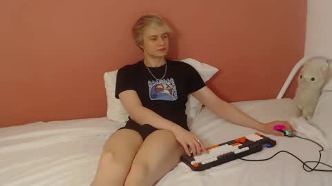Snapshot of oliver_sweet_ chatting on 05-30-26, 01:46 Oliver online show from 05-30-26, 01:46