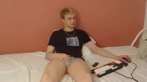 Snapshot of oliver_sweet_ chatting on 06-05-26, 01:45 Oliver online show from 06-05-26, 01:45