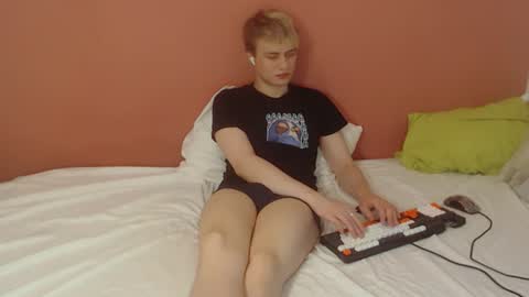 Snapshot of oliver_sweet_ chatting on 06-12-26, 01:26 Oliver online show from 06-12-26, 01:26