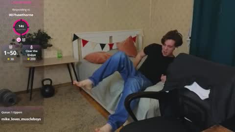 Snapshot of oliver_travis chatting on 10-06-25, 12:41 Oliver Evans online show from 10-06-25, 12:41