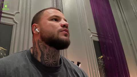 Snapshot of oliversport chatting on 10-30-25, 10:49 OliverSport online show from 10-30-25, 10:49