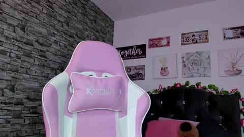 Snapshot of olivia22love chatting on 02-03-25, 03:27 ..................................... 500 am- 1200 pm GMT-5 online show from 02-03-25, 03:27