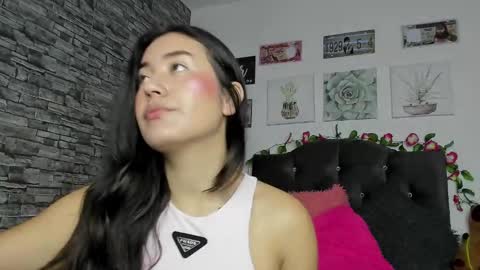 Snapshot of olivia22love chatting on 03-05-25, 11:28 ..................................... 500 am- 1200 pm GMT-5 online show from 03-05-25, 11:28