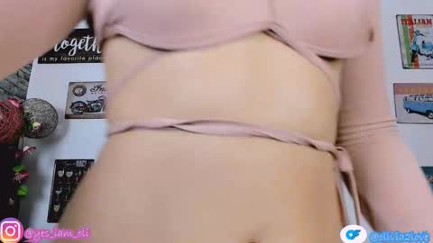 Snapshot of olivia22love chatting on 09-15-25, 01:00 ..................................... 500 am- 1200 pm GMT-5 online show from 09-15-25, 01:00