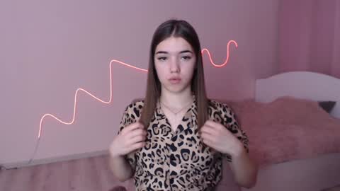 Snapshot of olivialimm chatting on 01-08-25, 05:05 Olivia online show from 01-08-25, 05:05