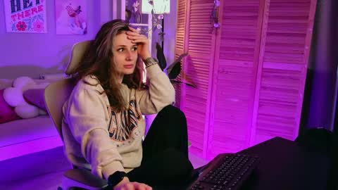 Snapshot of oliviamcclean chatting on 10-31-25, 09:10 Liv online show from 10-31-25, 09:10