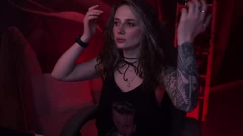 Snapshot of oliviamcclean chatting on 11-05-25, 02:44 Liv online show from 11-05-25, 02:44