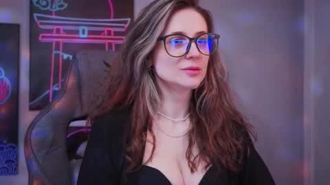 Snapshot of oliviamcclean chatting on 02-11-26, 05:45 Liv online show from 02-11-26, 05:45