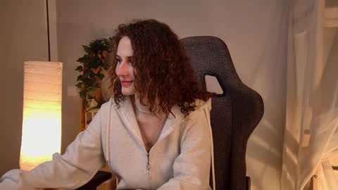 Snapshot of oliviamcclean chatting on 02-16-26, 06:37 Liv online show from 02-16-26, 06:37