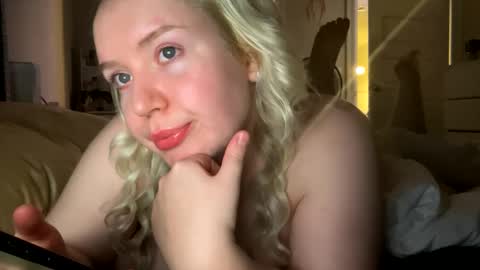 Snapshot of oliviaskies chatting on 09-29-25, 04:50 Olivia baby  online show from 09-29-25, 04:50