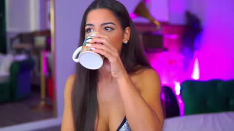 Snapshot of olyviavey chatting on 10-17-25, 08:39 Olivia hereee Nice to meet you online show from 10-17-25, 08:39