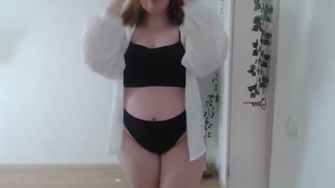 Snapshot of omellyoo chatting on 03-11-26, 10:10 MellY online show from 03-11-26, 10:10