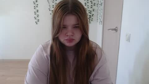 Snapshot of omellyoo chatting on 06-25-26, 07:02 MellY online show from 06-25-26, 07:02