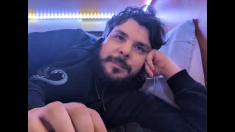 Snapshot of onecrew1 chatting on 11-01-25, 01:35 onecrew1 online show from 11-01-25, 01:35