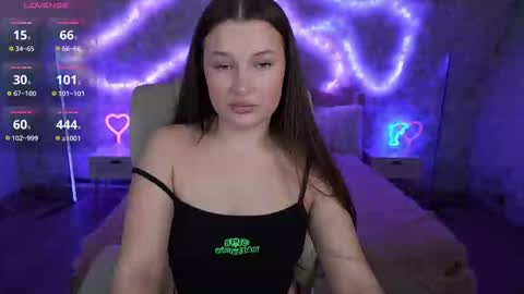 Snapshot of onelaya chatting on 03-08-25, 11:18 L A Y A online show from 03-08-25, 11:18