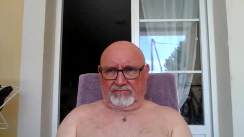 Snapshot of onemoretimebis chatting on 06-08-26, 10:15 Onemoretimebis online show from 06-08-26, 10:15
