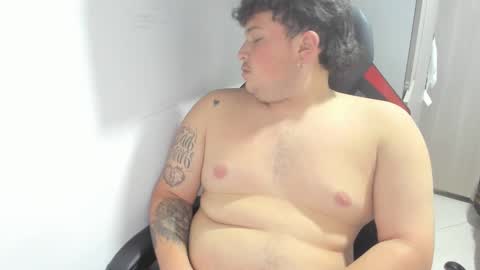 Snapshot of onewhiteboichub chatting on 02-24-25, 05:31 Andres INDEPENDENT MODEL online show from 02-24-25, 05:31